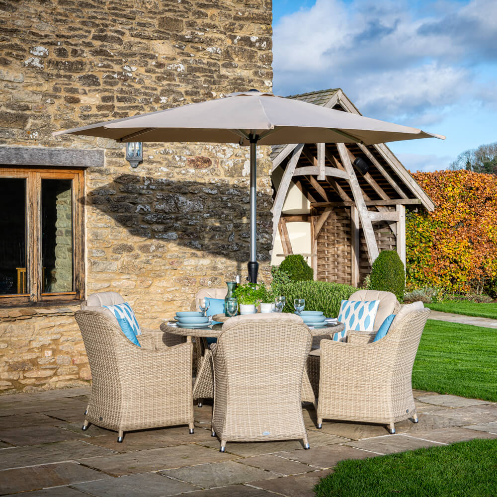 2021 Bramblecrest Monterey 6 Seat Dining Set With Round Table, Lazy Susan & Parasol - Sandstone